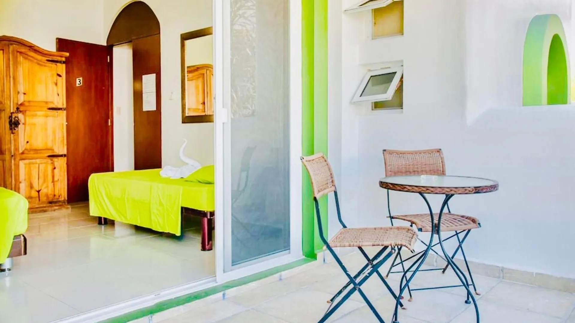 *** Penzion Deluxe Budget Balcony Room With Swimming Pool Air Conditioning And Parking Playa del Carmen Mexiko