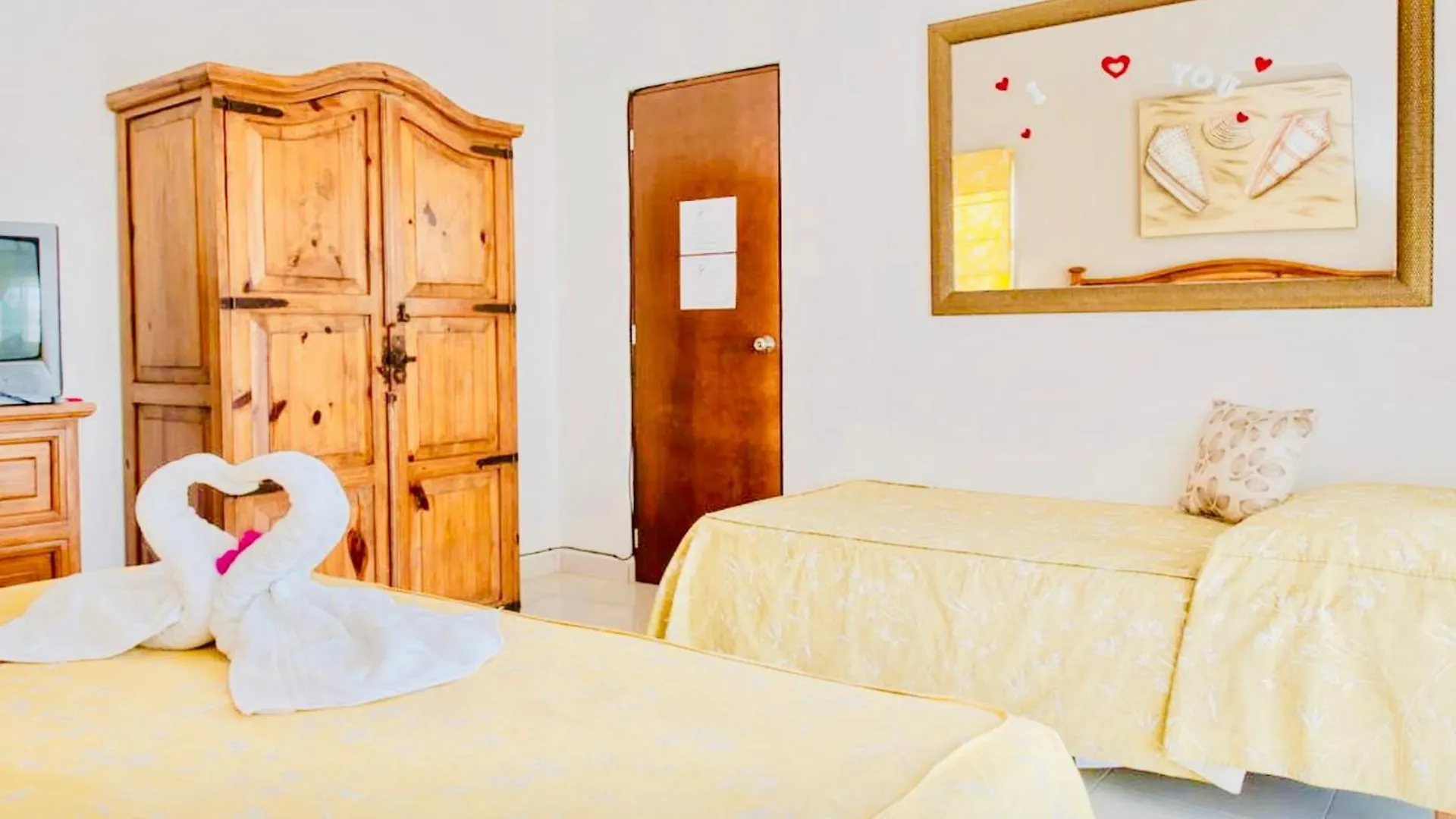Deluxe Budget Balcony Room With Swimming Pool Air Conditioning And Parking 普拉亚卡门 招待所