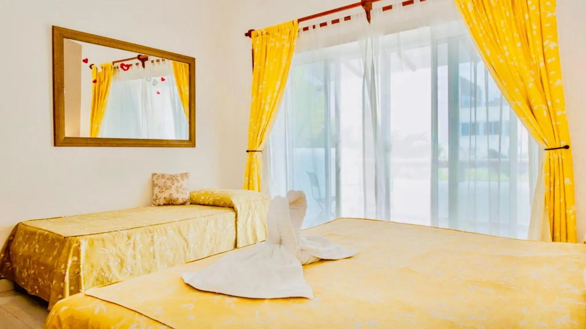 Deluxe Budget Balcony Room With Swimming Pool Air Conditioning And Parking 普拉亚卡门