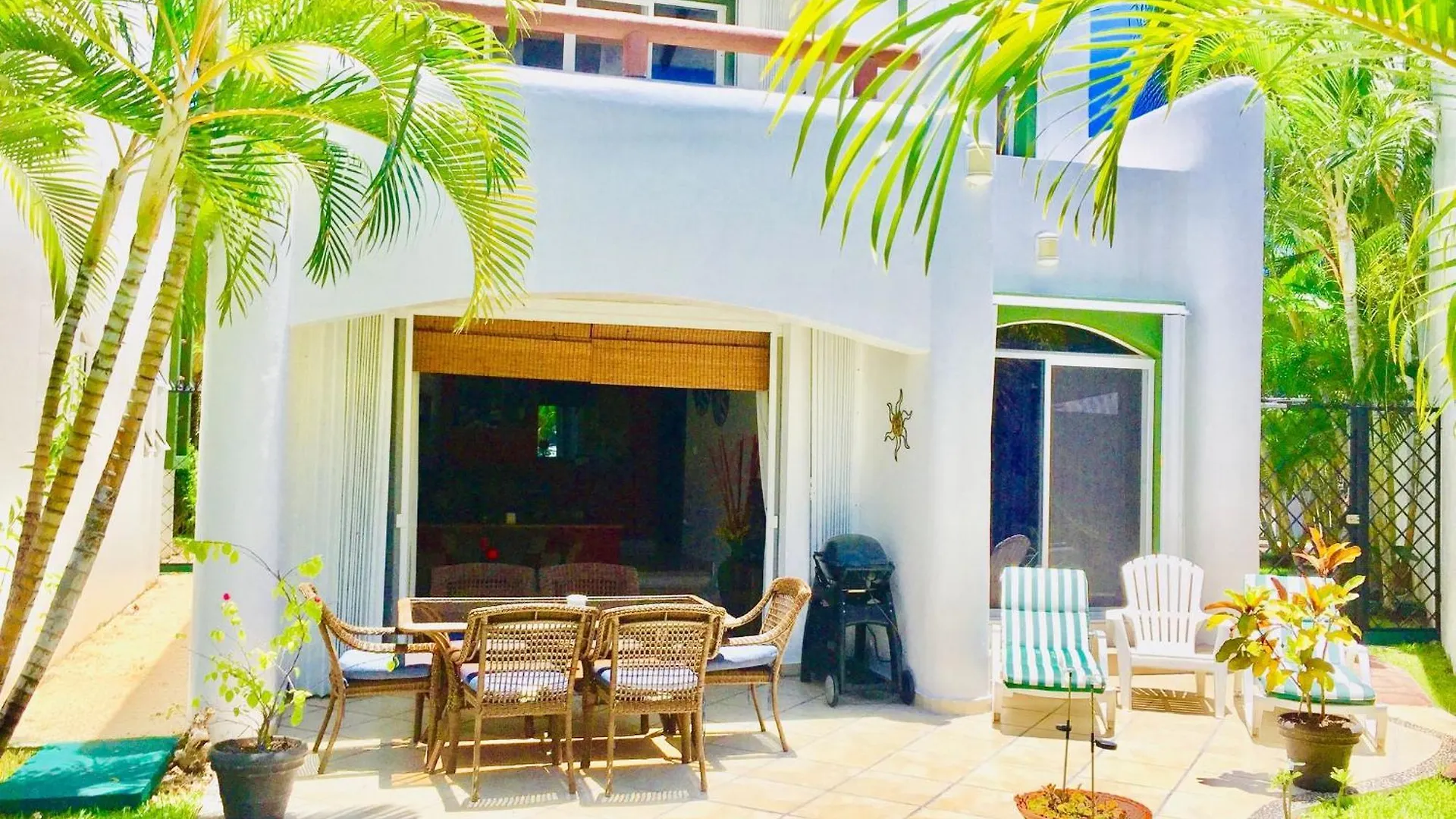 Deluxe Budget Balcony Room With Swimming Pool Air Conditioning And Parking 普拉亚卡门 招待所