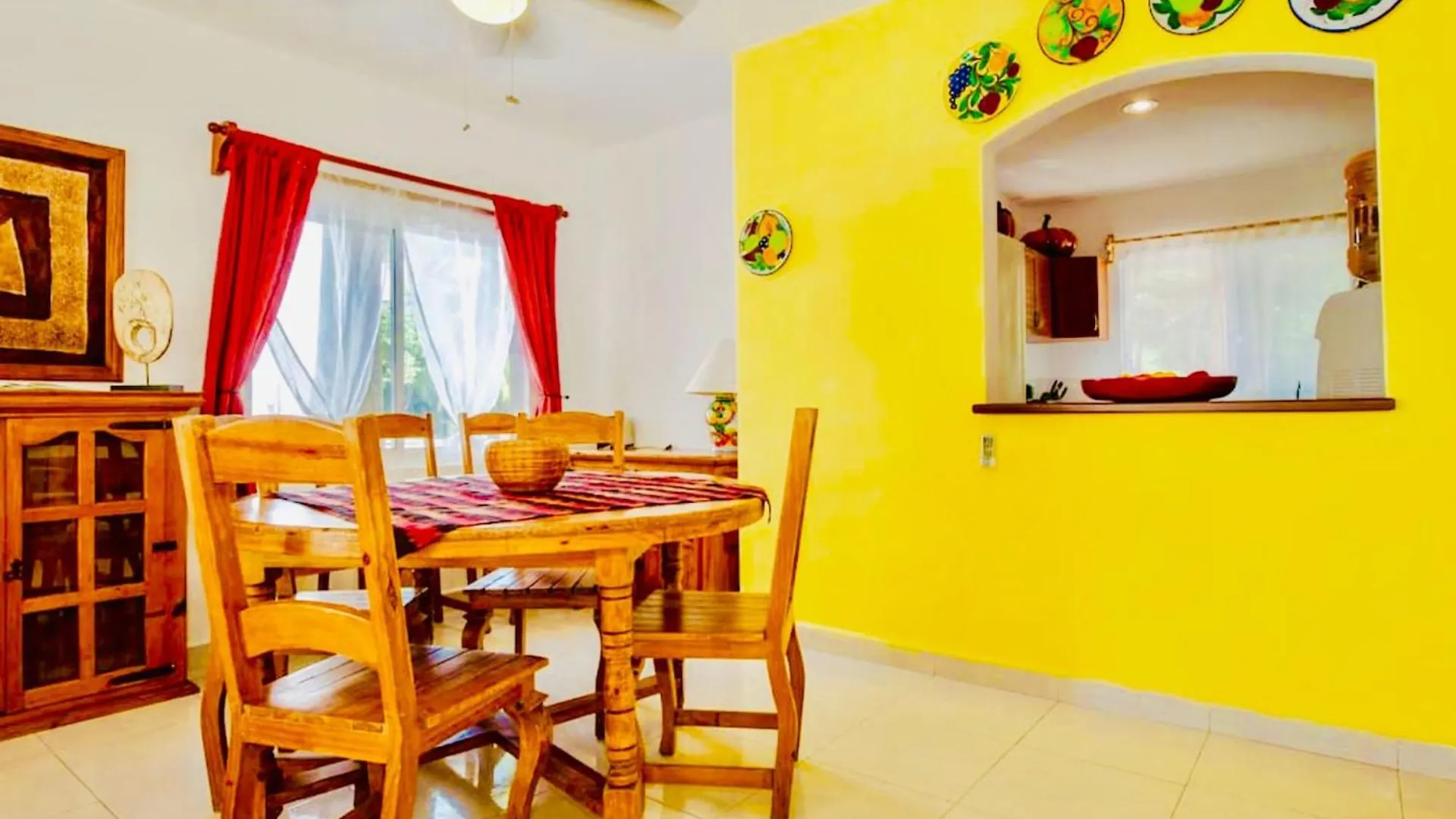 Deluxe Budget Balcony Room With Swimming Pool Air Conditioning And Parking 普拉亚卡门 招待所