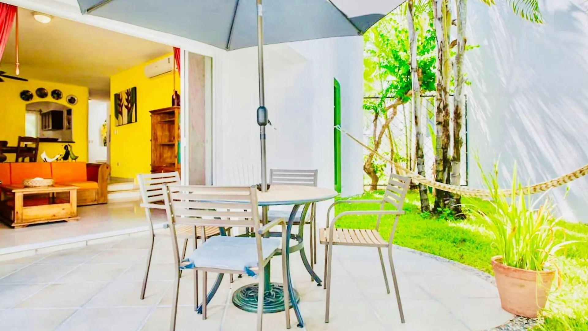 Deluxe Budget Balcony Room With Swimming Pool Air Conditioning And Parking 普拉亚卡门 招待所