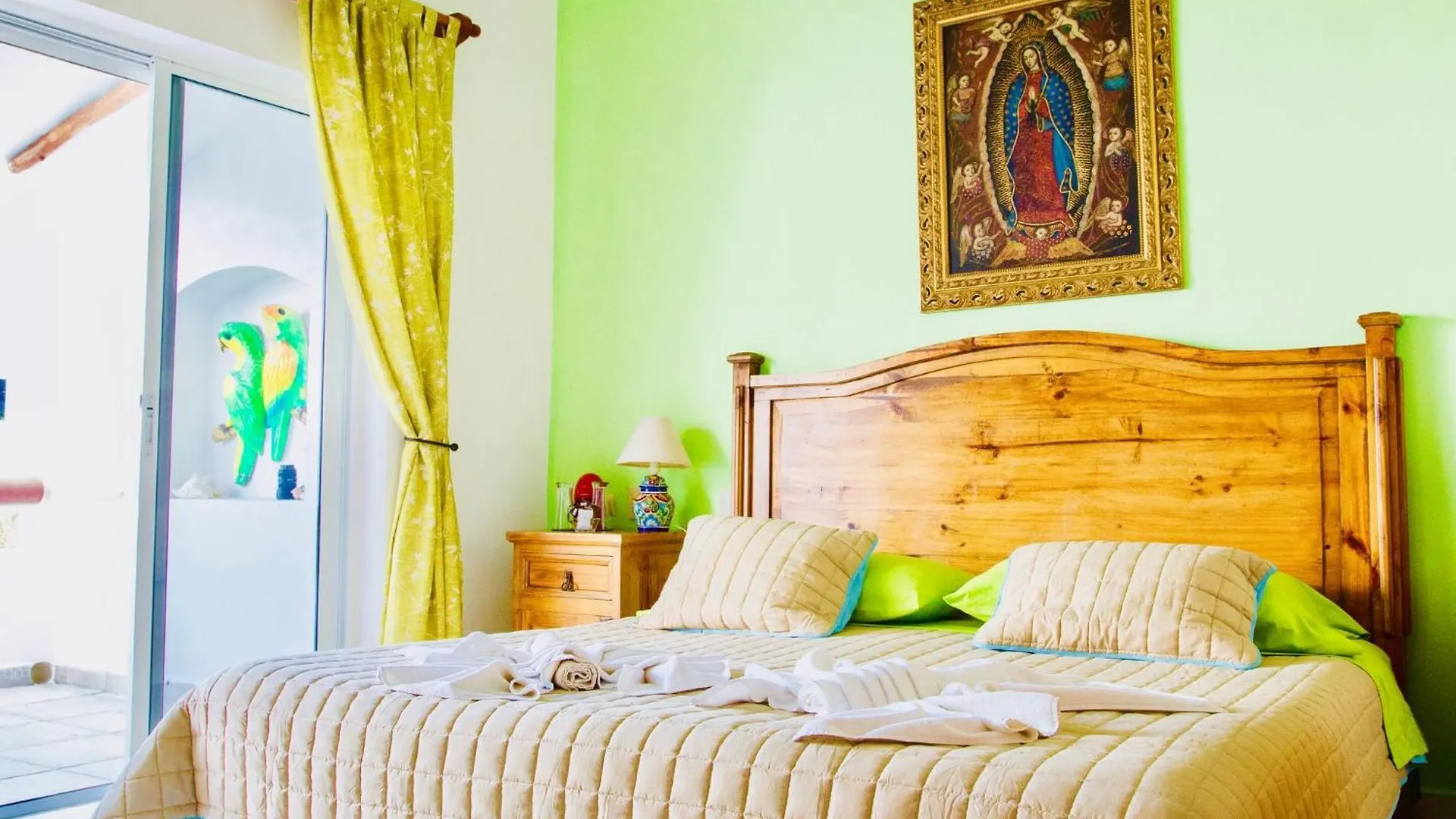 Guest house Deluxe Budget Balcony Room With Swimming Pool Air Conditioning And Parking Playa del Carmen