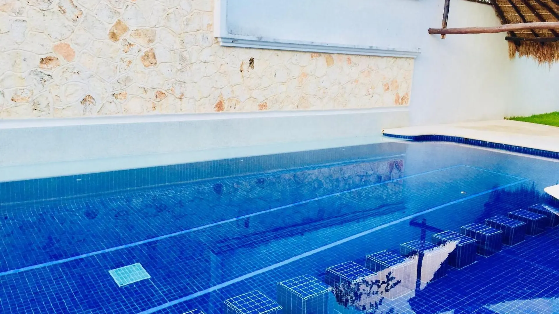 Deluxe Budget Balcony Room With Swimming Pool Air Conditioning And Parking Playa del Carmen 3*,