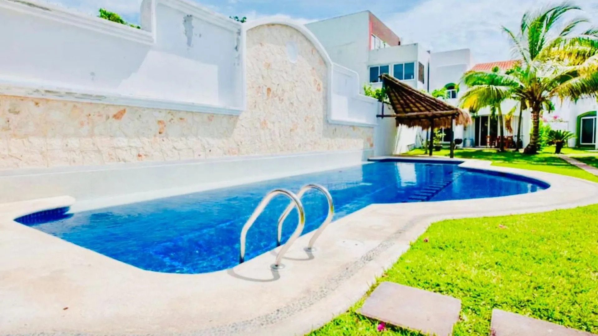 Deluxe Budget Balcony Room With Swimming Pool Air Conditioning And Parking Playa del Carmen Guest house