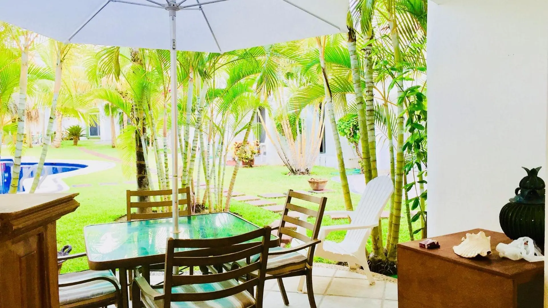 Guest house Deluxe Budget Balcony Room With Swimming Pool Air Conditioning And Parking Playa del Carmen
